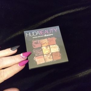Huda beauty warm brown eyeshadow palette